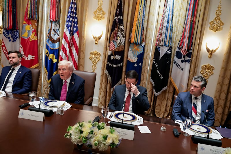 U.S. President Donald Trump, U.S. Vice President JD Vance, U.S. Secretary of State Marco Rubio and U.S. Secretary of Defense Pete Hegseth meet with Ukraine's President Volodymyr Zelenskiy (not pictured) over lunch in the Cabinet Room at the White House in Washington, D.C., U.S., October 17, 2025. REUTERS/Jonathan Ernst