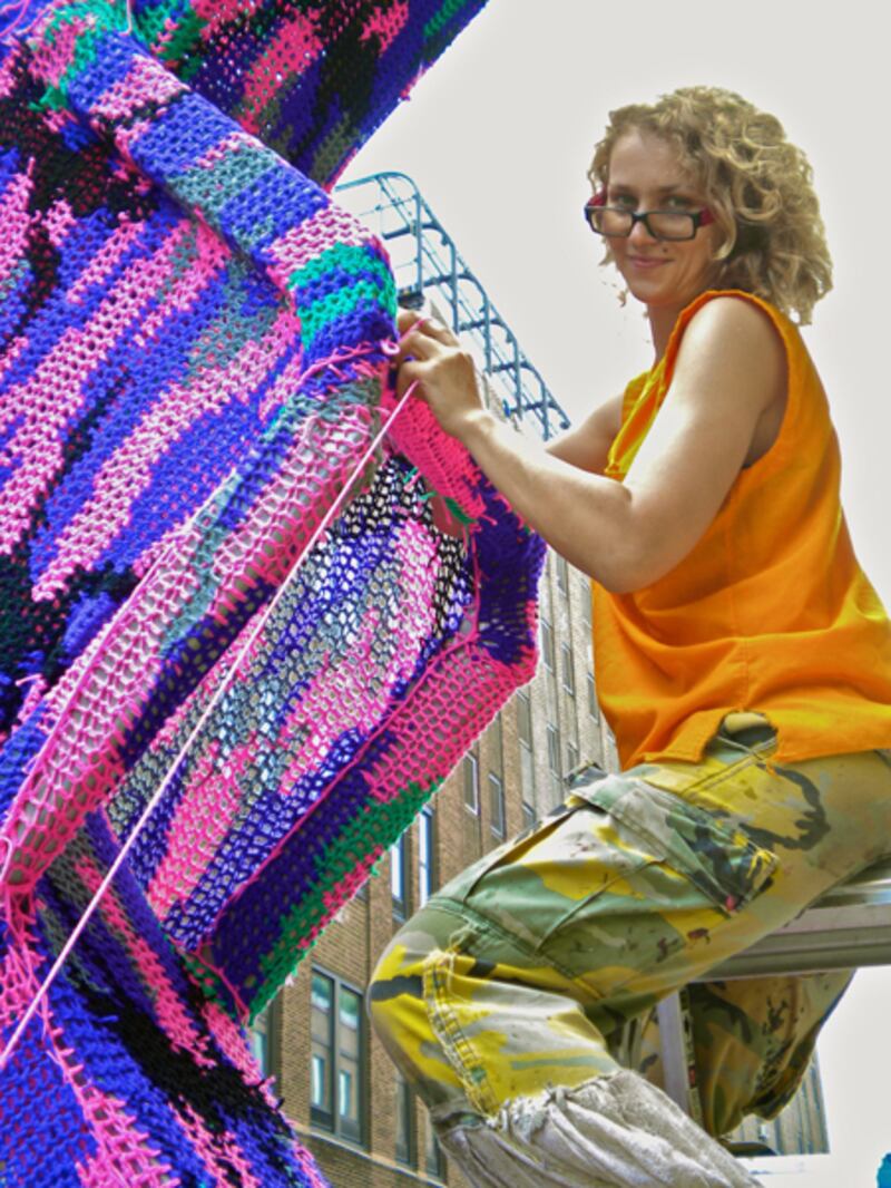 galleries/2011/08/12/olek-crochets-new-art/olek-lift-gopnik_odaj6t