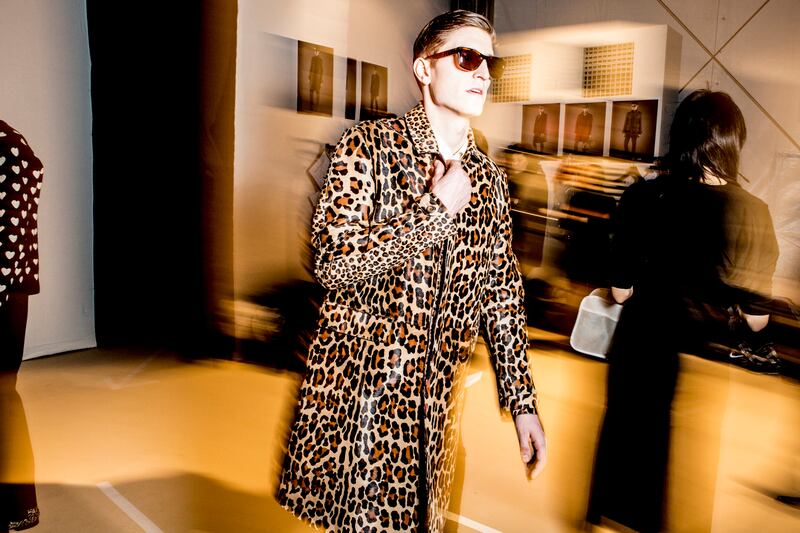 galleries/2013/01/16/backstage-at-men-s-fashion-week-in-milan-2013-photos/milan-mens-backstage-wrap-tease_a2psmt