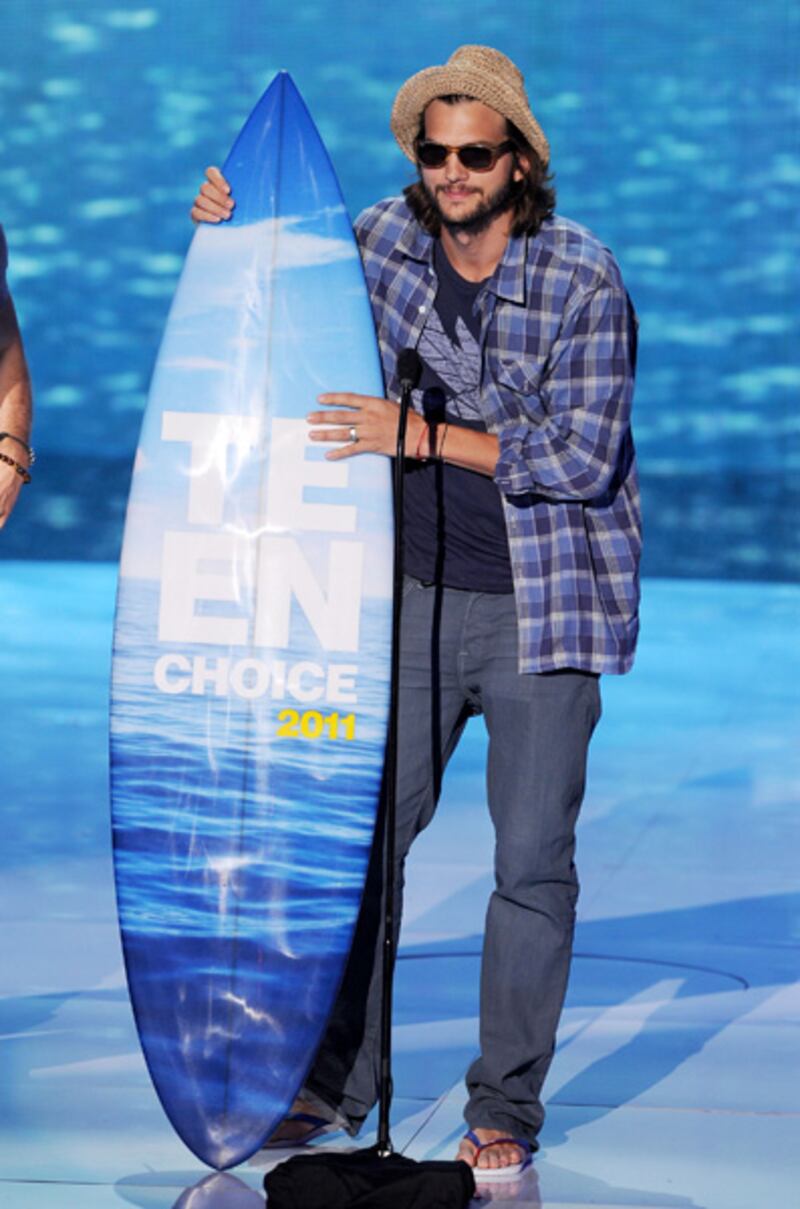 galleries/2011/08/07/teen-choice-awards/teen-choice-awards-ashton-kutcher_qzqtrf