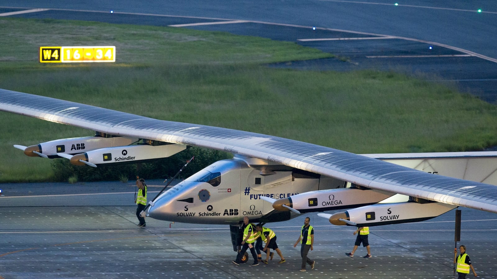 cheats/2015/07/03/solar-powered-plane-lands-in-hawaii/150703-solar-plane-cheat_hudle1