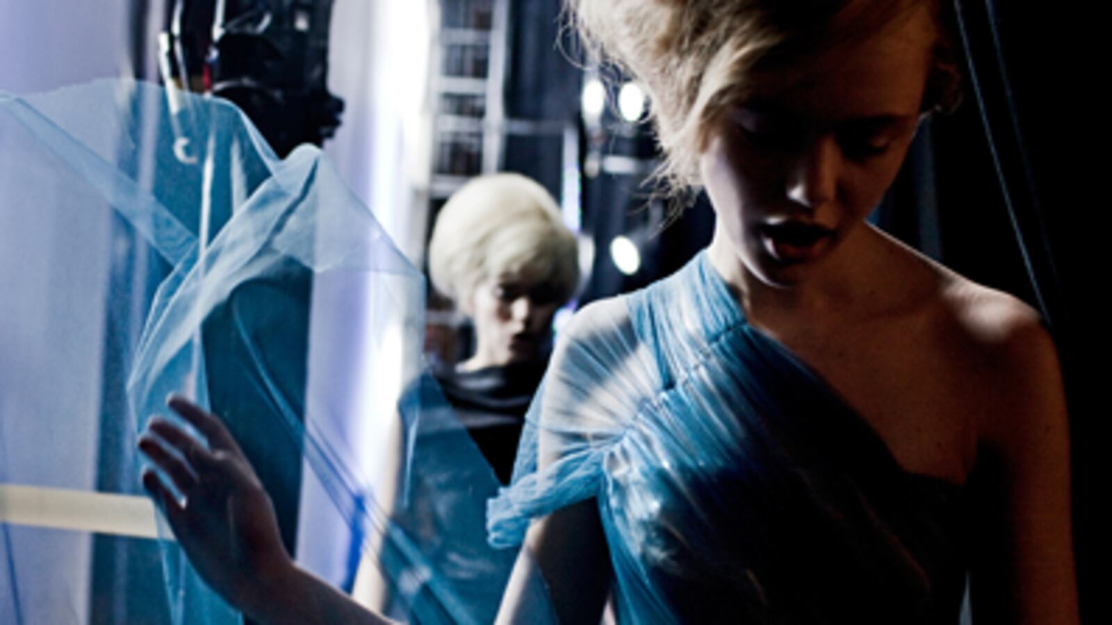 articles/2010/09/14/backstage-at-vera-wang-and-more-from-new-york-fashion-week/vera-wang-backstage_126995_b7dzep