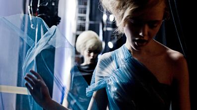 articles/2010/09/14/backstage-at-vera-wang-and-more-from-new-york-fashion-week/vera-wang-backstage_126995_b7dzep