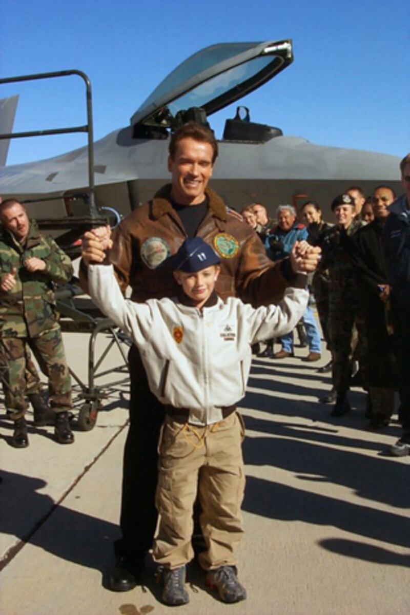 galleries/2012/06/17/tough-hollywood-dads-clint-eastwood-sean-connery-more-photos/toughguys-with-kids-schwarzenegger_tdhwnf