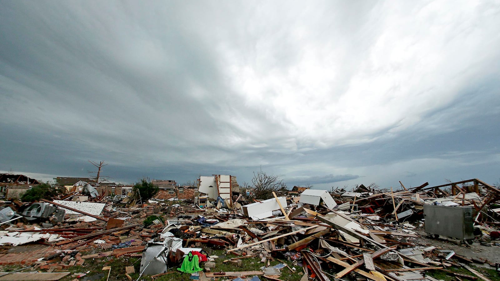 articles/2013/05/22/don-t-be-a-tragedy-troll/130521-social-media-guide-disasters-dubois-tease_by3ris