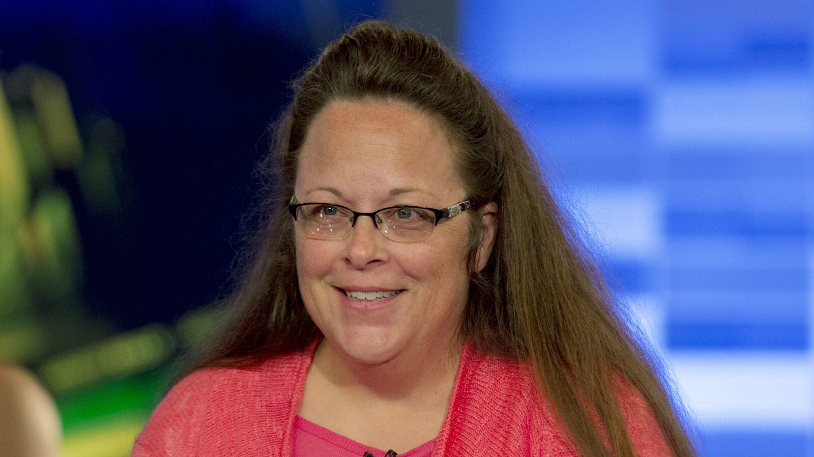cheats/2015/09/29/lawyer-ky-clerk-allegedly-met-with-pope/150930-kim-davis-pope-cheat_ujwjzf