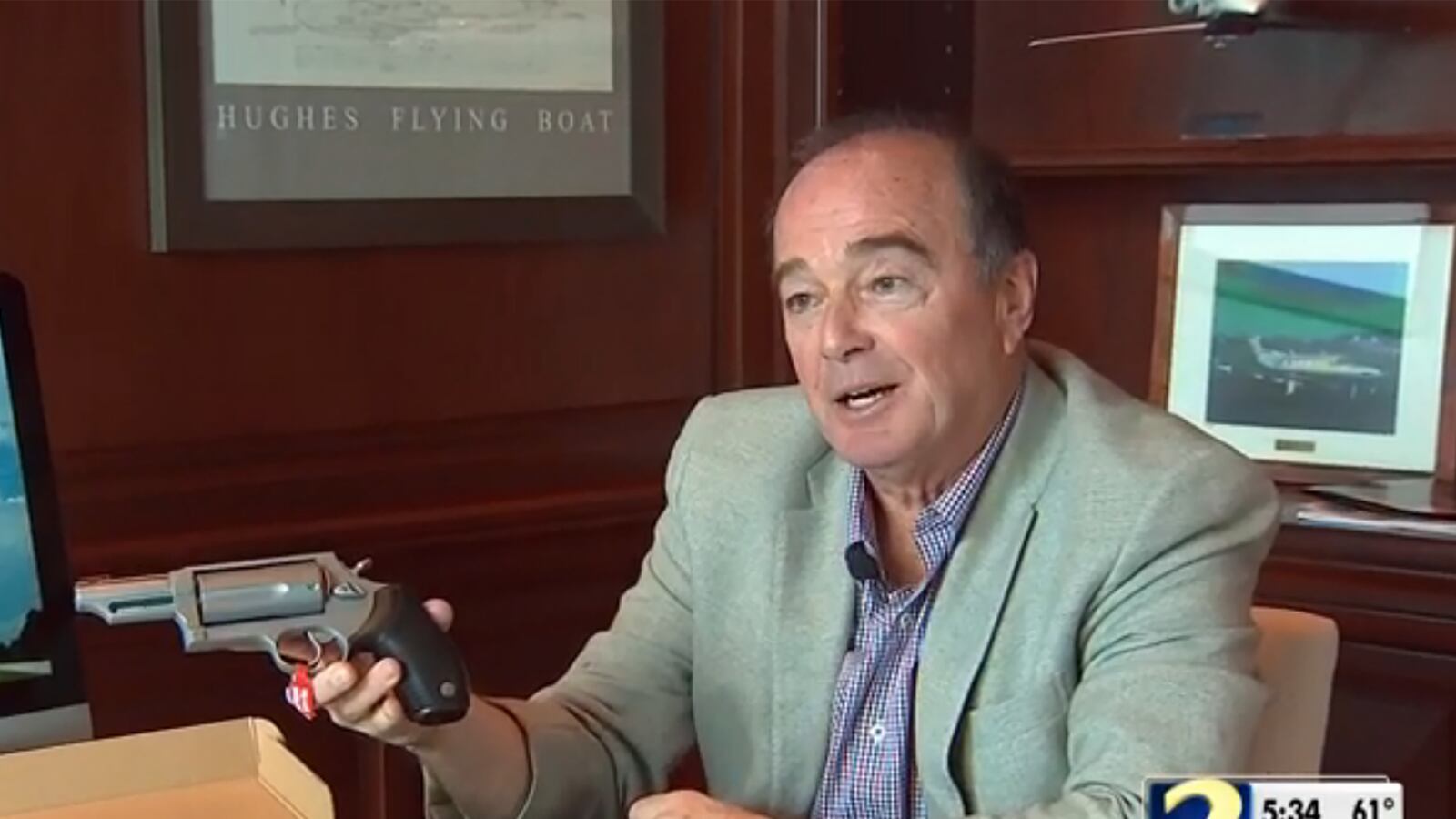 articles/2016/02/23/the-insurance-office-where-everyone-is-armed/160223-briquelet-georgia-guns-tease_mgmz5f