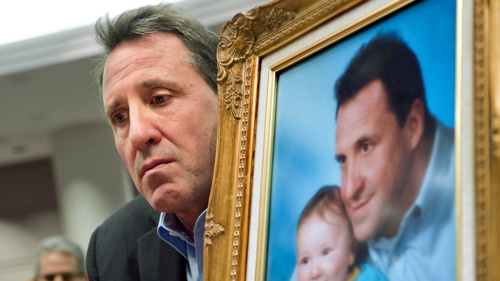 cheats/2013/01/29/father-of-newtown-victim-heckled/130129-newtown-dad-heckled-cheat_hcq4pi