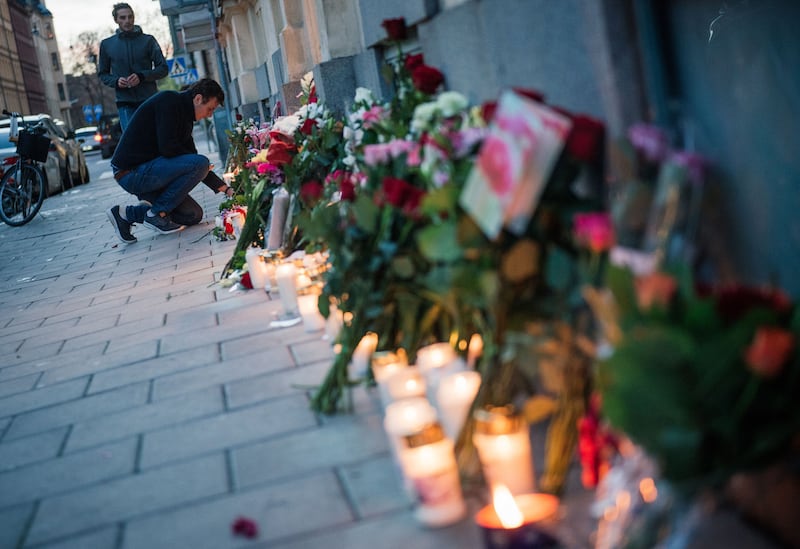 galleries/2015/11/14/city-in-mourning-paris-reacts-to-the-aftermath-of-terror-photos/151114-world-mourns-paris-05_m0zkqx
