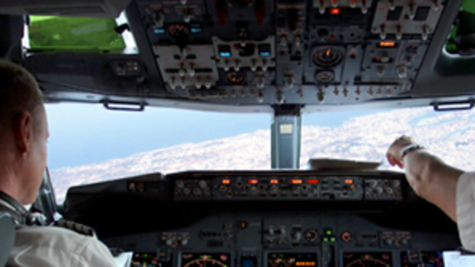 articles/2009/10/22/the-new-cockpit-threat/irving-dozing-pilots_58068_oweqsr