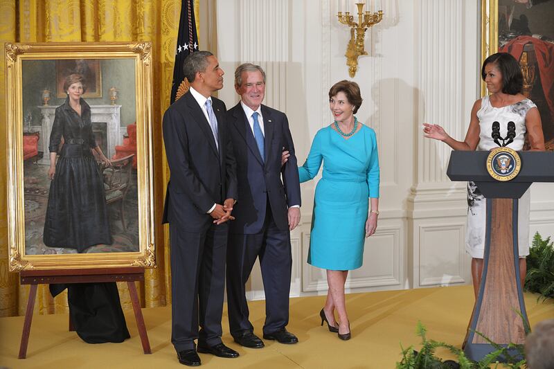 articles/2012/05/31/mark-mckinnon-at-the-george-w-bush-portrait-ceremony/bush-obama-portrait-hanging-mckinnon-tease_bziwfr
