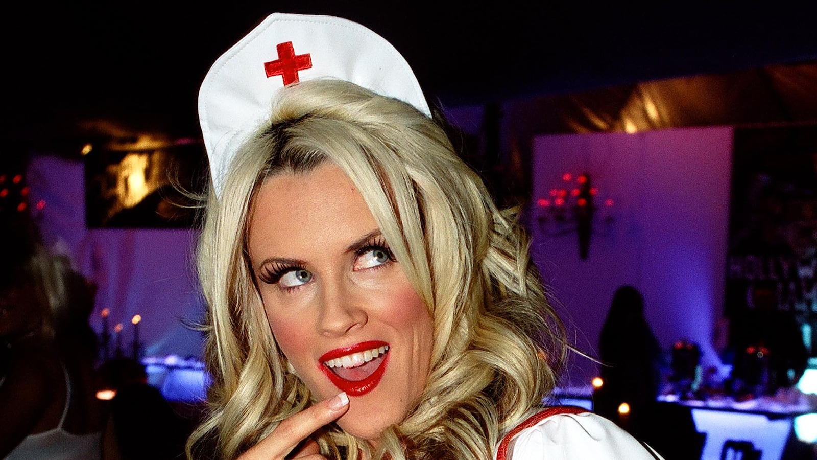 articles/2014/04/16/jenny-mccarthy-says-she-s-never-been-anti-vaccine-yeah-right/140415-saunders-jenny-tease_unygbq