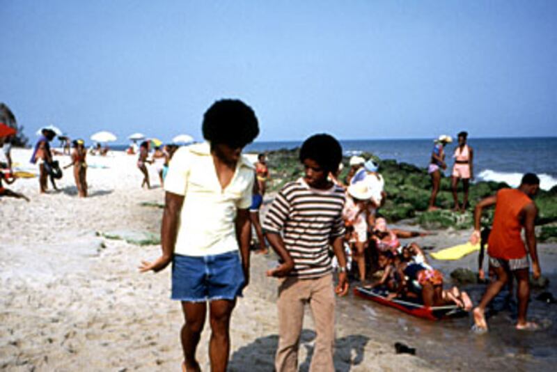 articles/2009/08/12/obama-style-on-marthas-vineyard/gates-oak-bluffs-3_vyv7cr