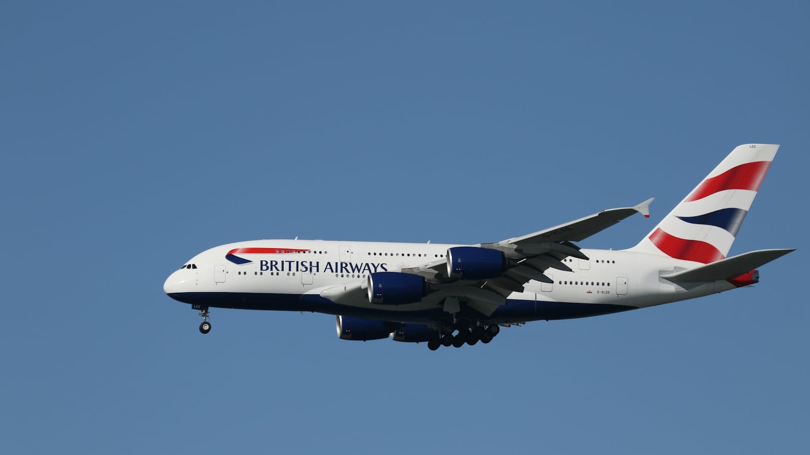 cheats/2015/11/17/plane-passenger-tried-to-enter-cockpit/151117-british-airways-cheat_kpx0dn