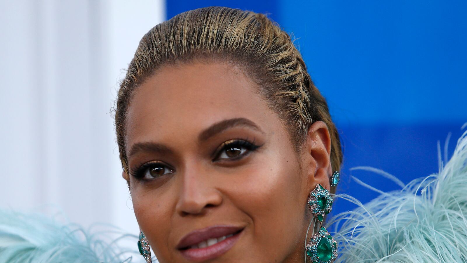 articles/2017/02/13/solange-kendrick-lamar-and-more-outraged-over-beyonce-s-grammys-snub/170103-beyonce-coachella-cheat_f1uong