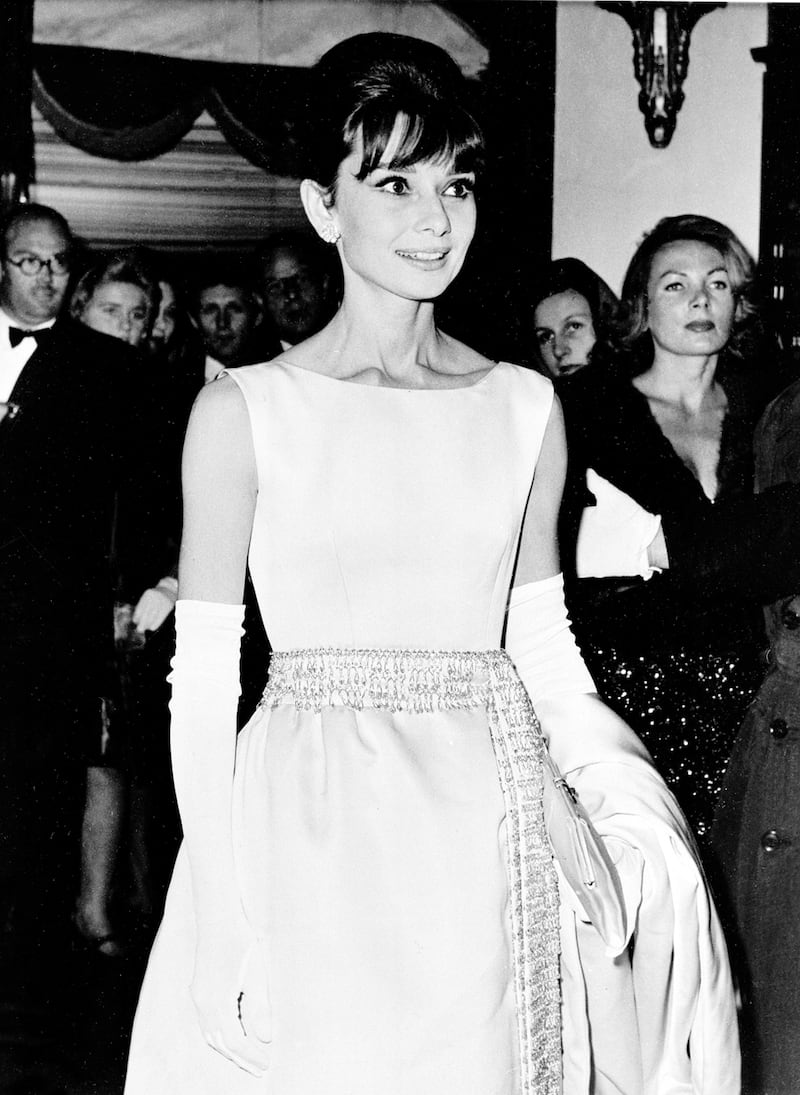 galleries/2013/01/17/michelle-obama-kerry-washington-and-more-celebrities-with-bangs-photos/130117-notable-bangs-audrey-hepburn_kgj1r5