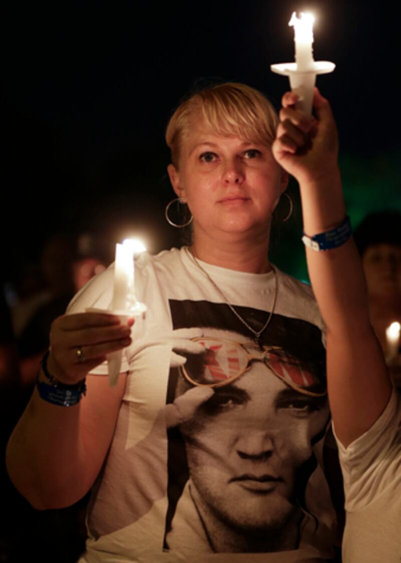 galleries/2012/08/16/vigil-at-graceland-35th-anniversary-of-elvis-s-death-photos/elvis-vigil-shirt_poevyq
