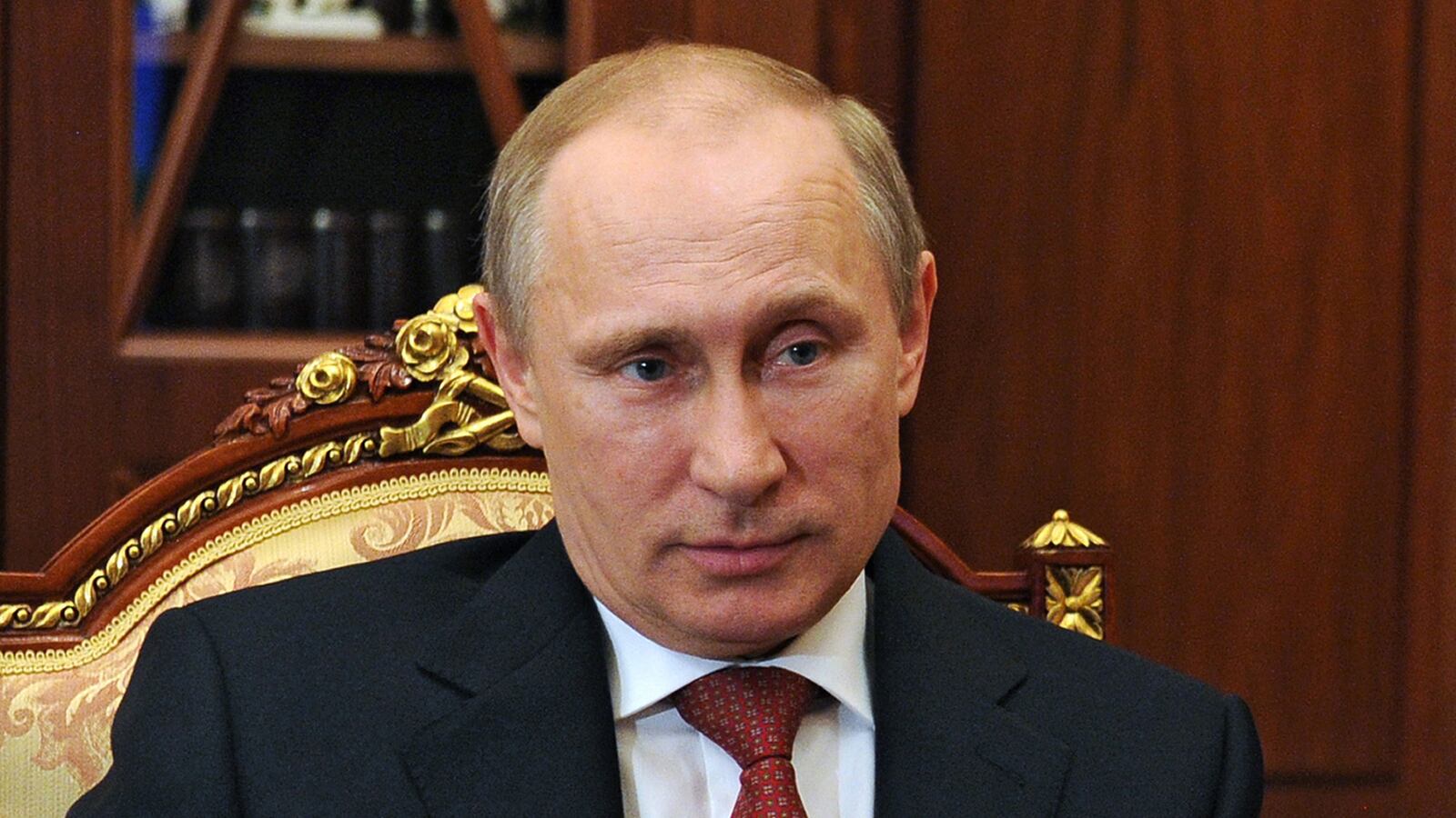 cheats/2014/05/05/putin-issues-crimea-reporting-awards/140505-putin-cheat_vpn88i