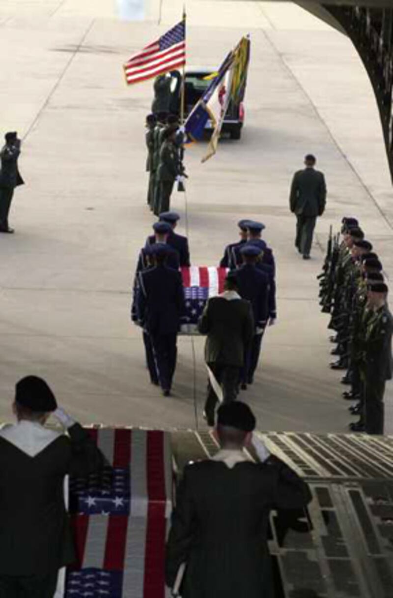 galleries/2009/04/05/return-of-fallen-soldiers/begleiter-coffins-10_t51tbi