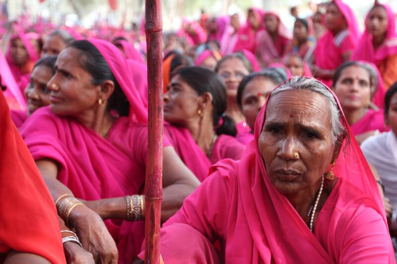 galleries/2011/02/25/india-s-pink-vigilantes/pink-gang-5_yu0vc9