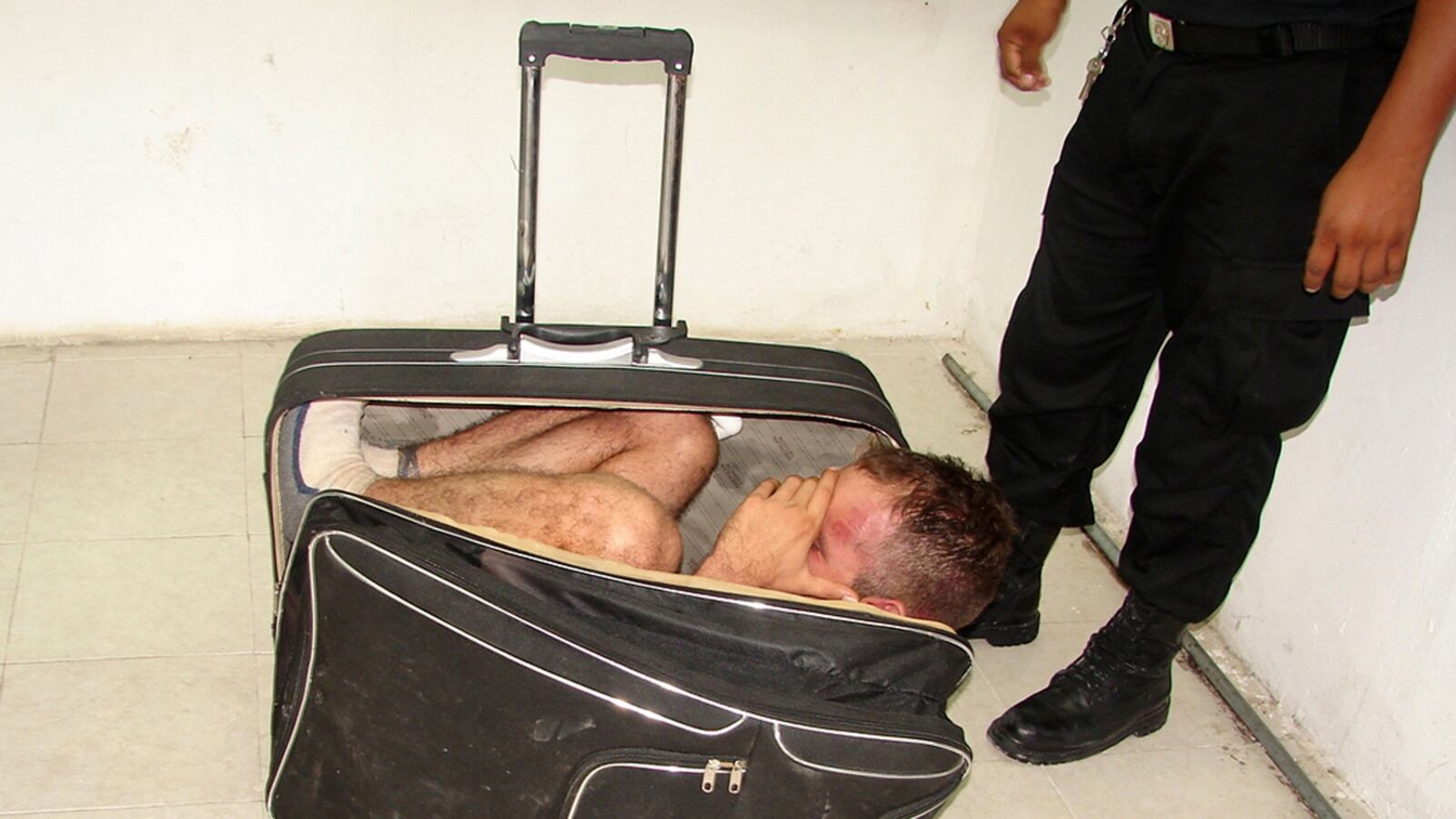 cheats/2011/07/05/man-tries-to-escape-prison-in-suitcase/prisoner-suitcase-escape-attempt-cheat_np8aef