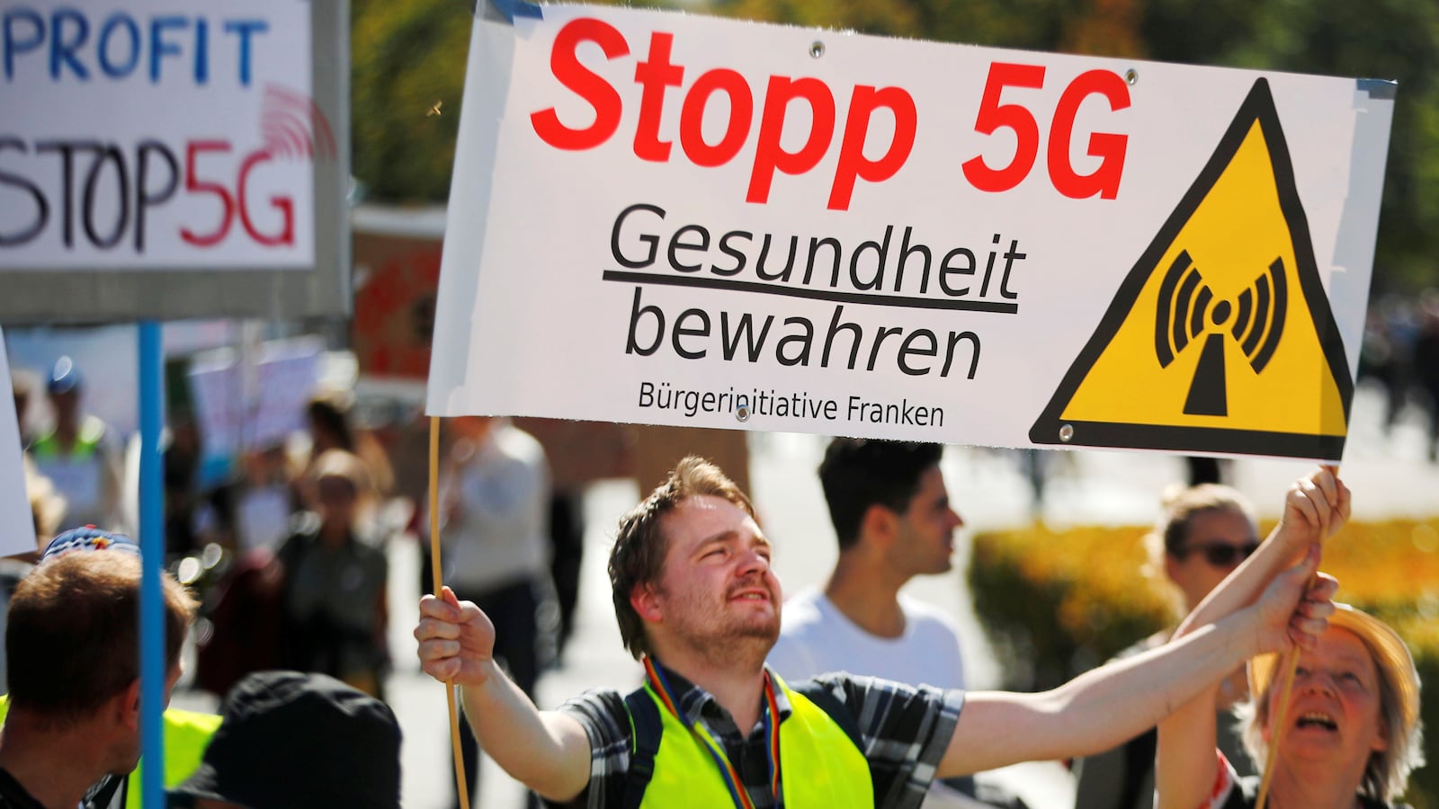 2019-09-22T113457Z_284859148_RC164038BC50_RTRMADP_3_GERMANY-PROTESTS-5G_d1gkoo