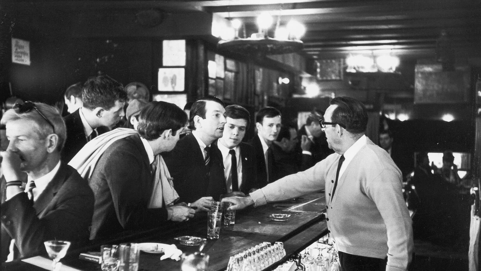 articles/2016/06/25/the-oldest-gay-bars-in-new-york/160624-rothbaum-julius-tease_dvhdrh