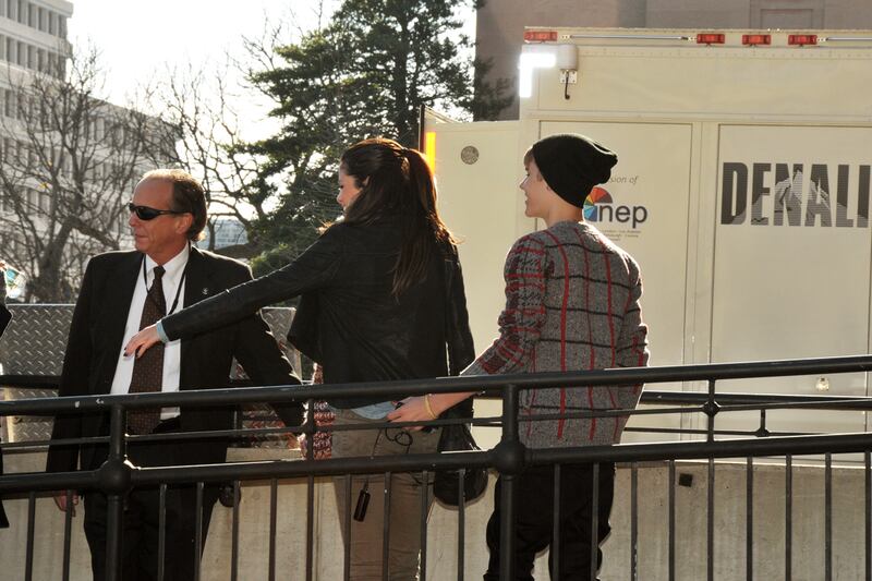 galleries/2012/02/22/celebrity-booty-grabbers-pitt-bieber-jolie-caught-in-the-act-photos/celebrity-butt-grabbers-bieber_tmnvtf