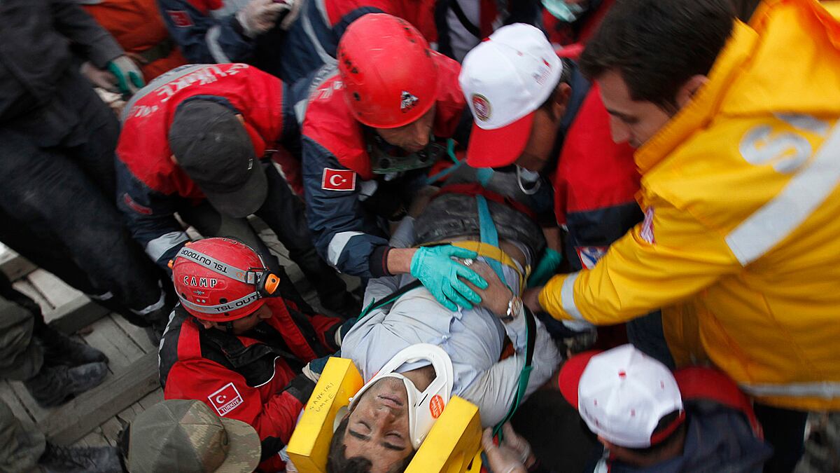 cheats/2011/10/24/turkey-searches-for-quake-survivors/turkey-earthquake-pulled-from-rubble-box_a3g7kx