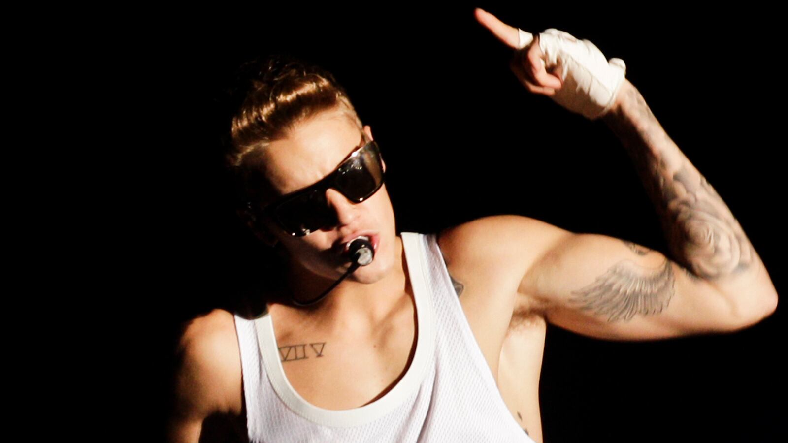 cheats/2013/11/07/bieber-caught-in-graffiti-firestorm/131107-biebs-graffiti-cheat_uk5jqa