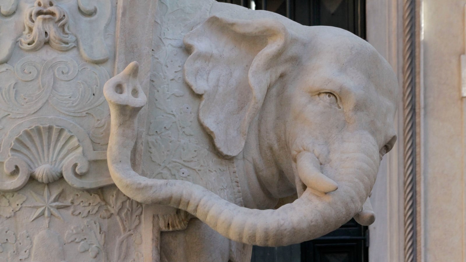 Marble elephant, 1667, by Gian Lorenzo Bernini (1598-1680), supporting the Minerva Obelisk, 6th century BC, piazza di Santa Maria sopra Minerva, Rome, Lazio, Italy.