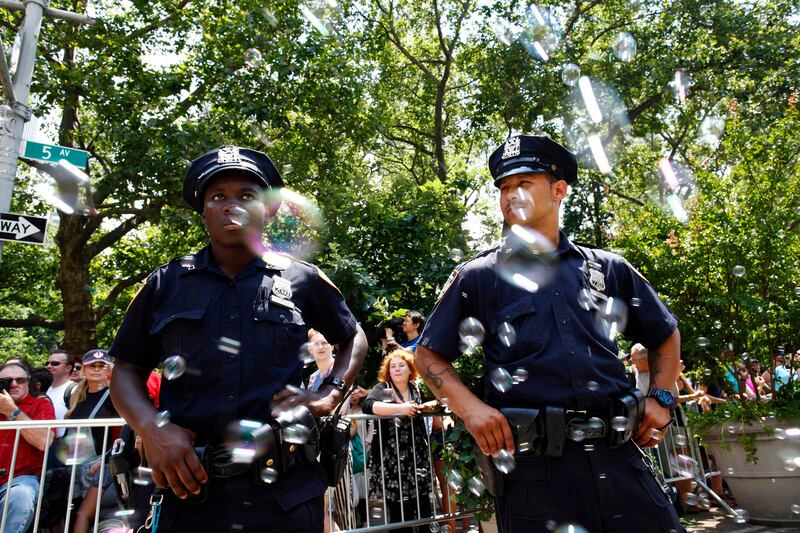 galleries/2013/06/30/celebrate-america-s-gay-pride-parades-photos/130630-pride-parade-05_wntehs