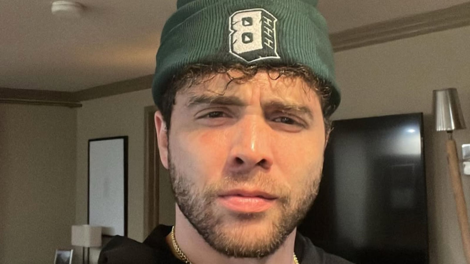 Boxer Paul Bamba takes a selfie.