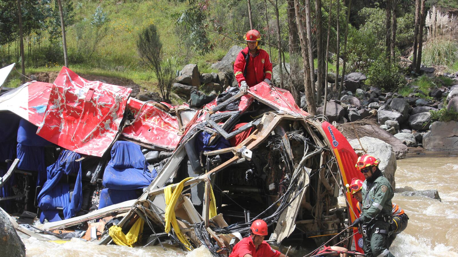 cheats/2013/04/14/peru-bus-crash-kills-33/130414-peru-bus-crash-cheat_oyxbfa