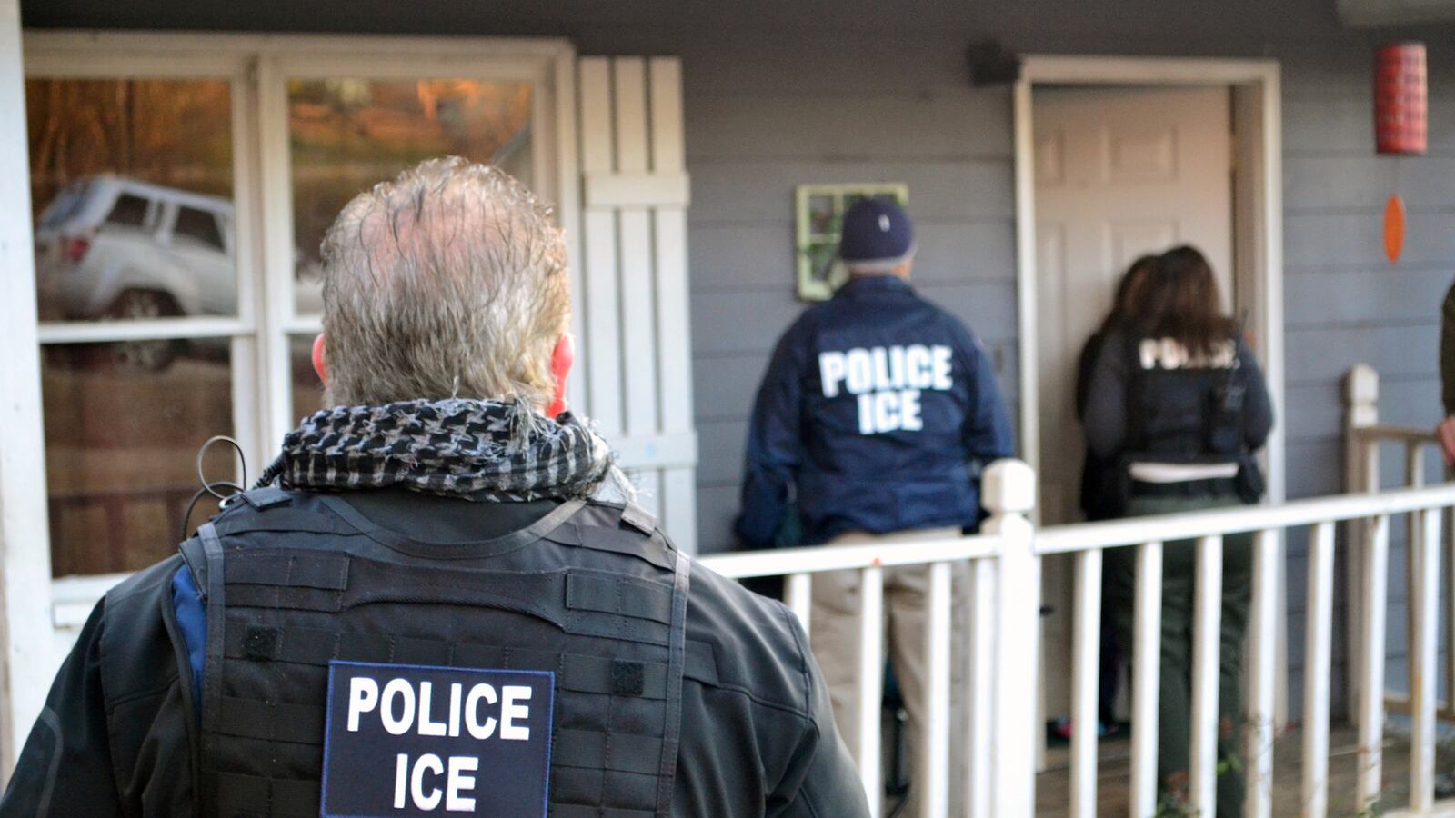 cheats/2017/02/15/ice-detains-domestic-violence-victim/170215-ice-el_paso-cheat_op8pit