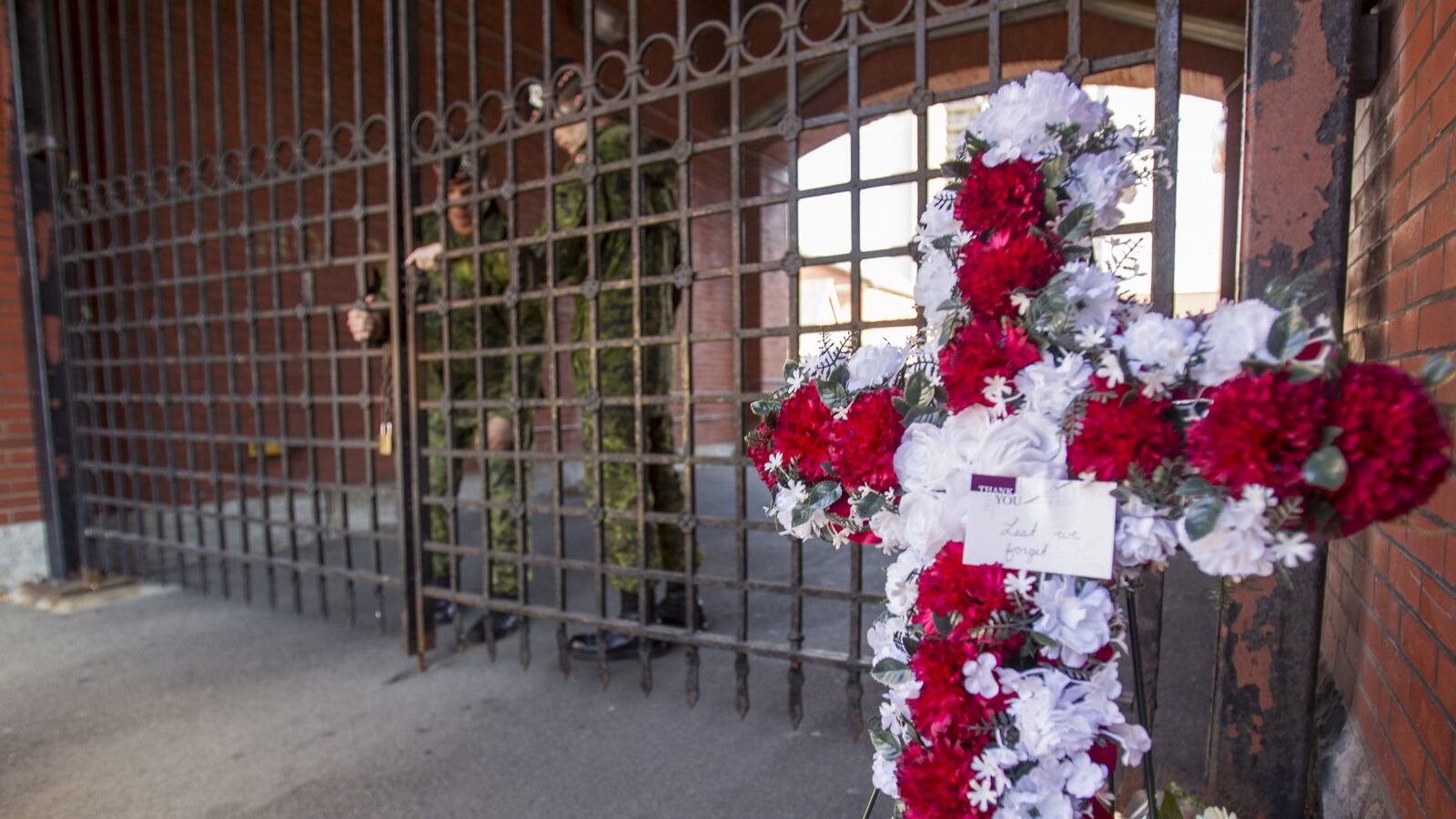 cheats/2014/10/23/ottawa-shooter-acted-alone/141023-ottawa-memorial-cheat_utlf0d