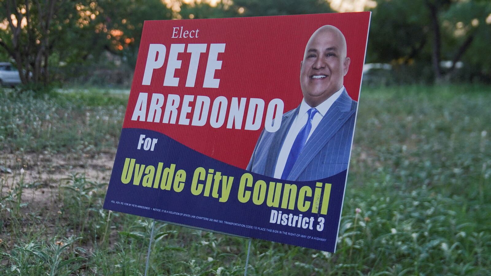 2022-05-30T214014Z_490294127_RC2EHU97YJ9L_RTRMADP_3_TEXAS-SHOOTING_xpasxl