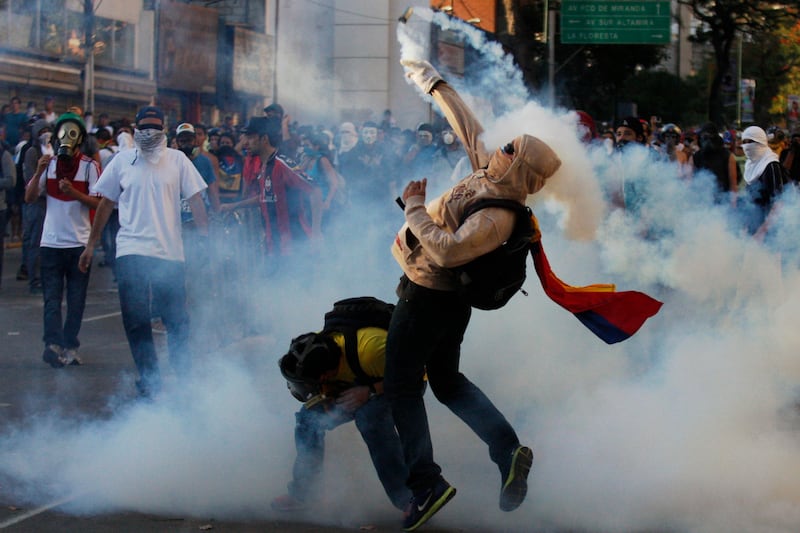 galleries/2014/03/08/the-week-in-photos-march-8-2014/140306-wip-caracas-smoke_ik8t27