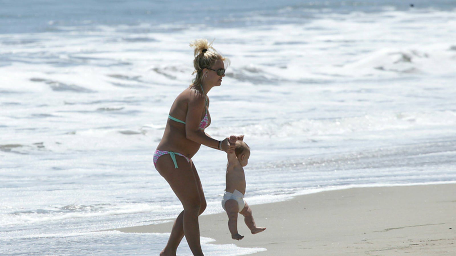 galleries/2011/05/26/pregnant-in-bikinis/pregnant-bikini---spears_xp8jvm