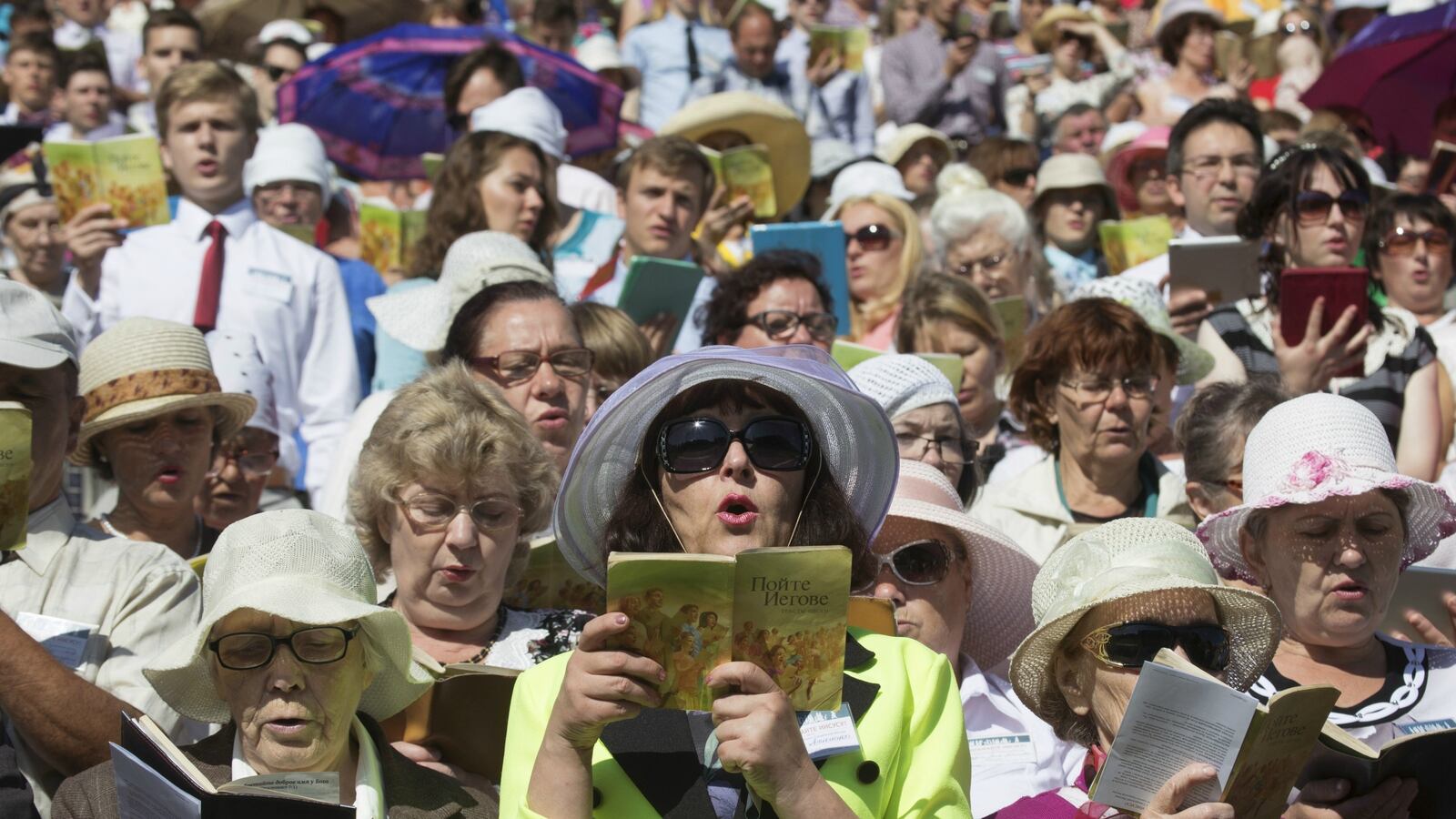 cheats/2017/04/20/russia-bans-jehovah-s-witnesses/170420-jehovahs-witnesses-cheat_gkeo4a