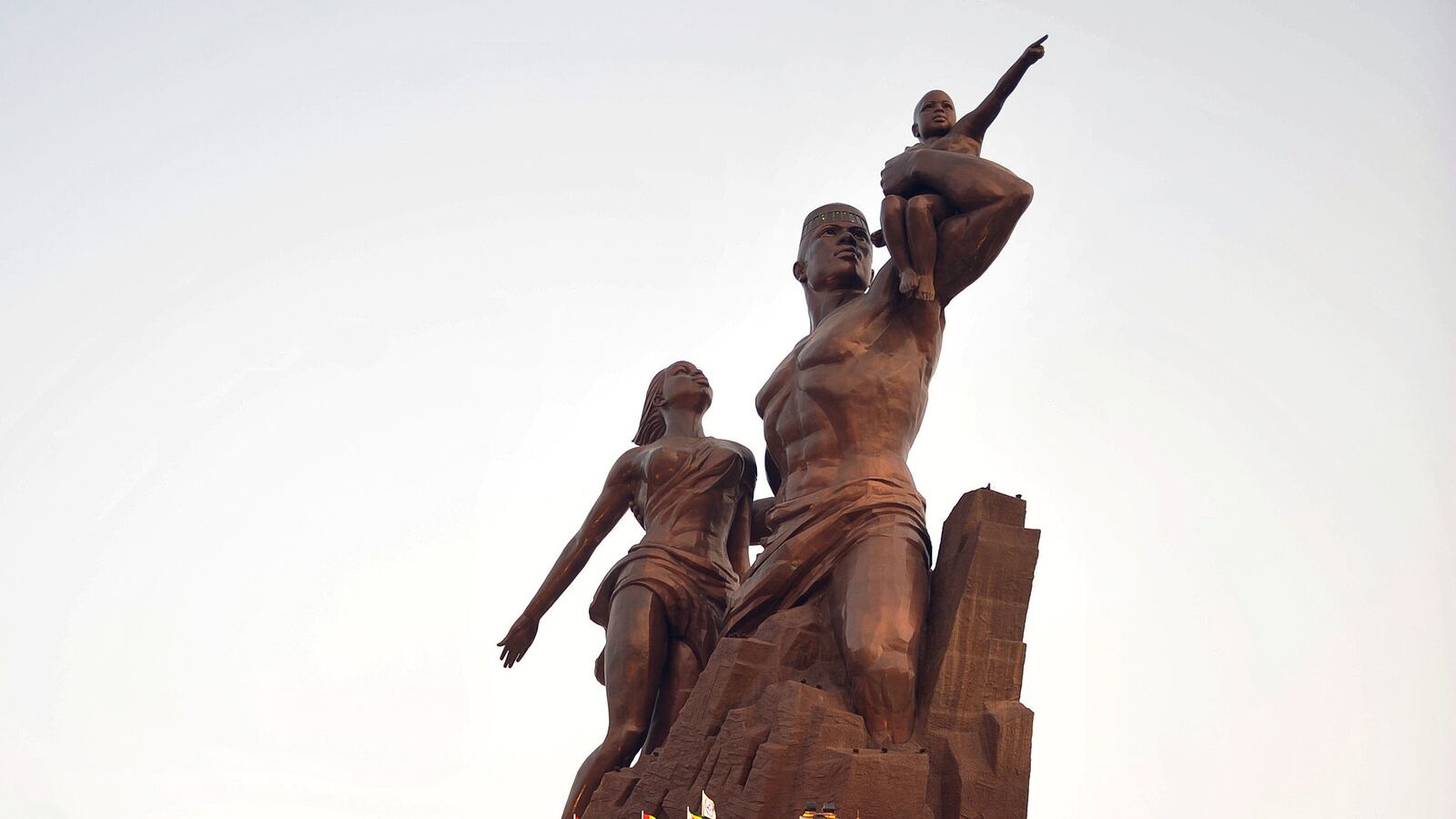 articles/2014/08/05/north-korea-s-art-factory-has-an-international-fan-base/140805-nkorea-africa-monuments-cheat_yeuihe