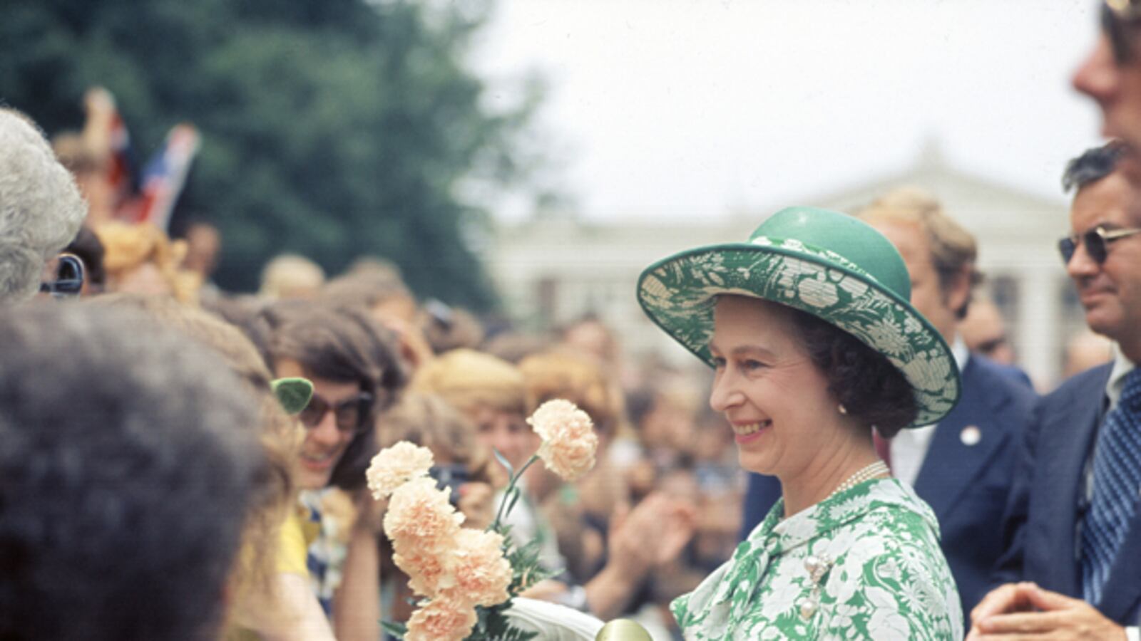 cheats/2011/06/11/queen-celebrates-85th-birthday/queen-elizabeth---fashion_qu862v