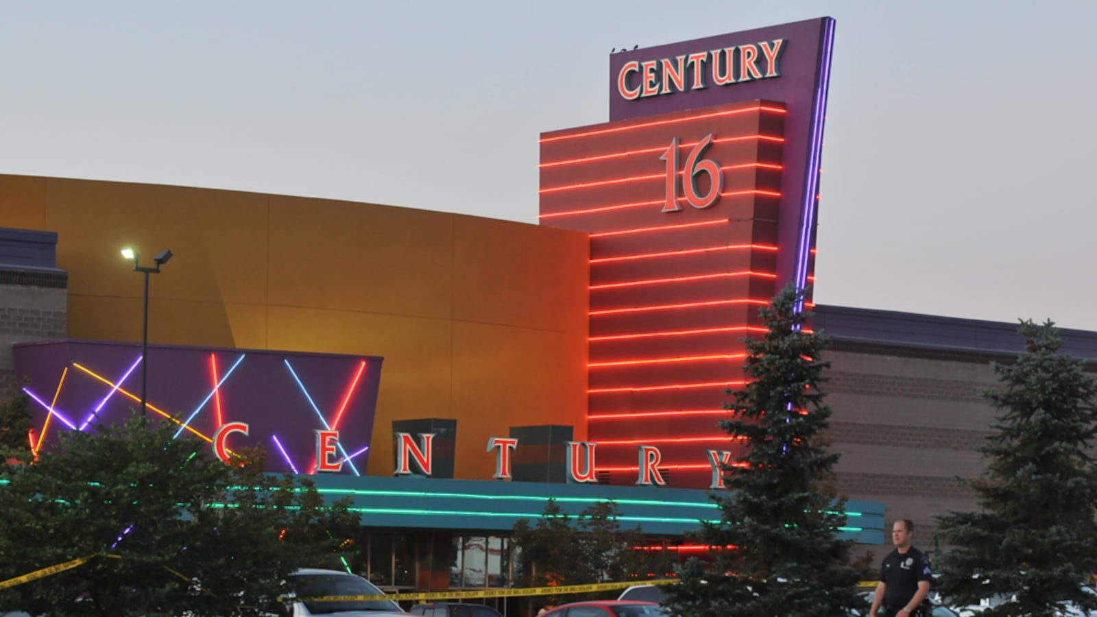 articles/2012/07/20/hollywood-violence/gal-co-shooting-4_nmmmkq