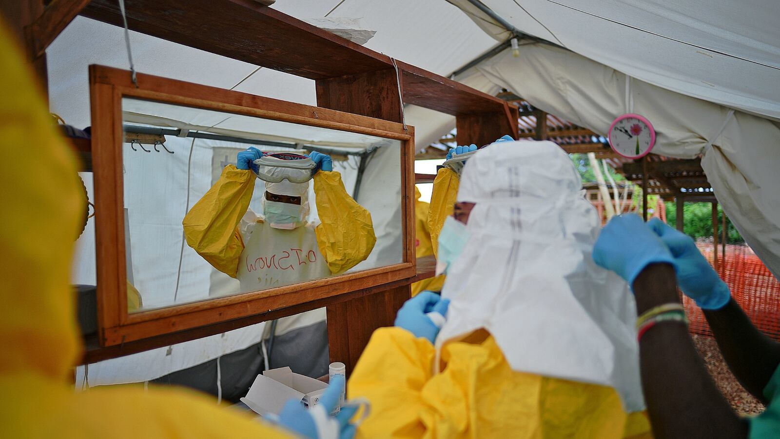 cheats/2014/09/06/sierra-leone-imposes-anti-ebola-lockdown/140906-sierra-leone-ebola-cheat_fwakf4