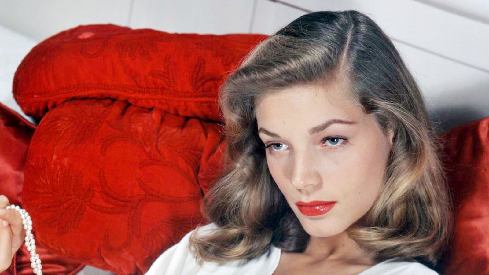 galleries/2014/08/13/lauren-bacall-dead-at-89-her-life-in-photos/140812-bacall-tease_gqdzvt