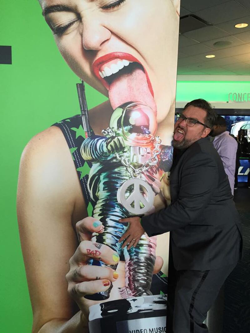 articles/2015/09/01/inside-the-vmas-douchiest-afterparty-50-000-bottle-service-and-justin-bieber-s-sad-karaoke/150831-forbes-vma-react-embed_nzlbi9