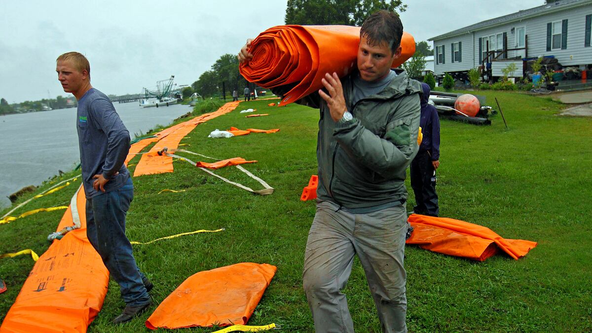 cheats/2011/09/02/gulf-coast-braces-for-hurricane-lee/tropical-storm-lee-cheat_npfynj