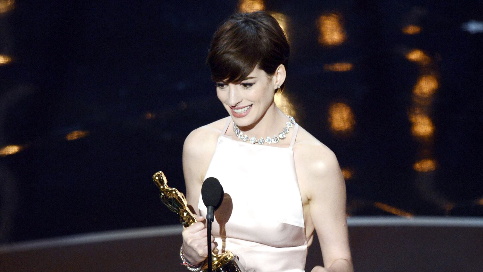 cheats/2013/02/24/hathaway-wins-best-supporting-actress/130224-hathaway-oscar-cheat_cf6ioa