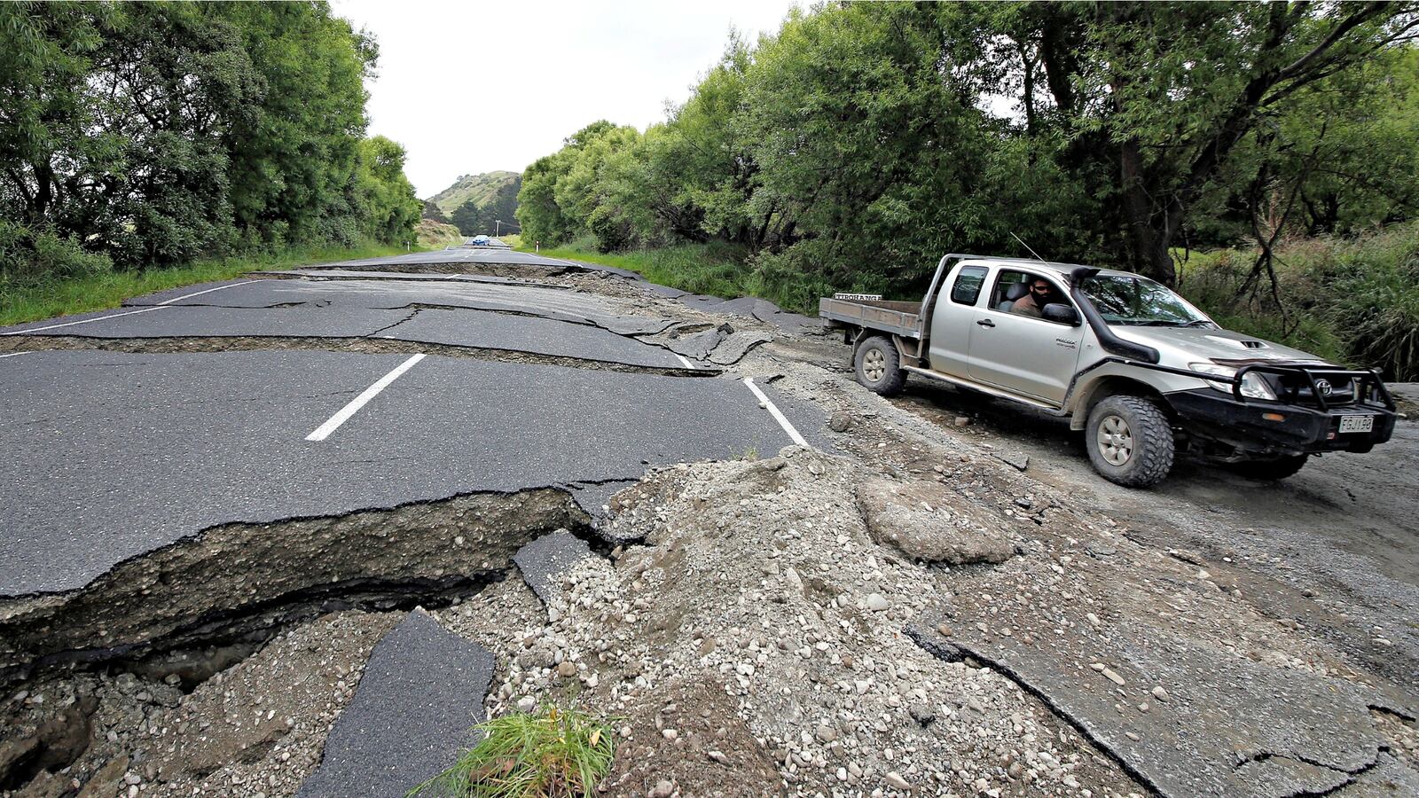 cheats/2016/11/14/new-zealand-rocked-by-aftershock-quakes/161114-new-zealand-quake_x5g1u4