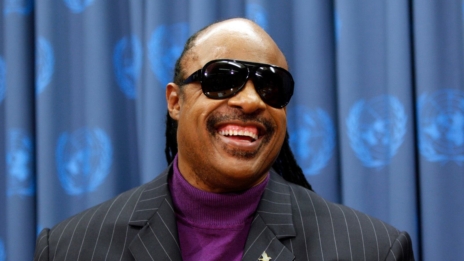 cheats/2015/09/17/stevie-wonder-lawyer-made-me-sign-bum-contract/150917-wonder-cheat_klv4ra